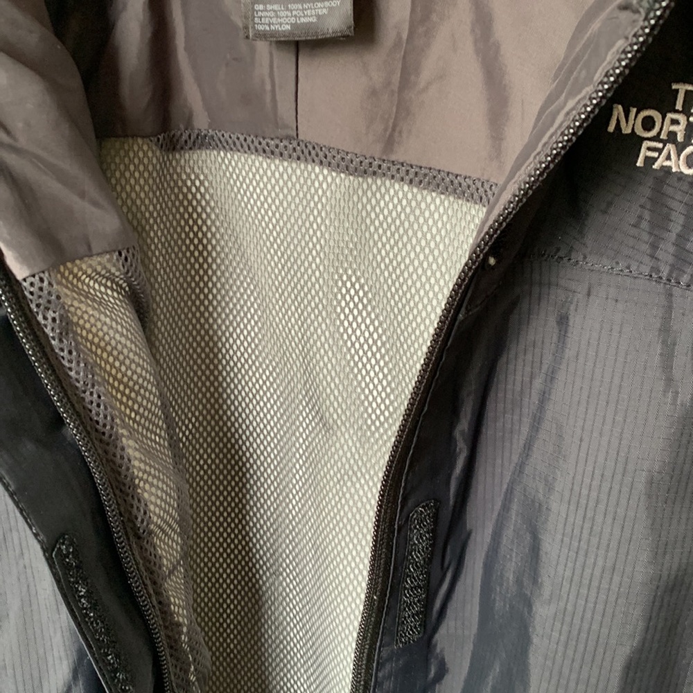 VGUC North Face girls black, size 10-12 coat with hood. - Picture 8 of 14